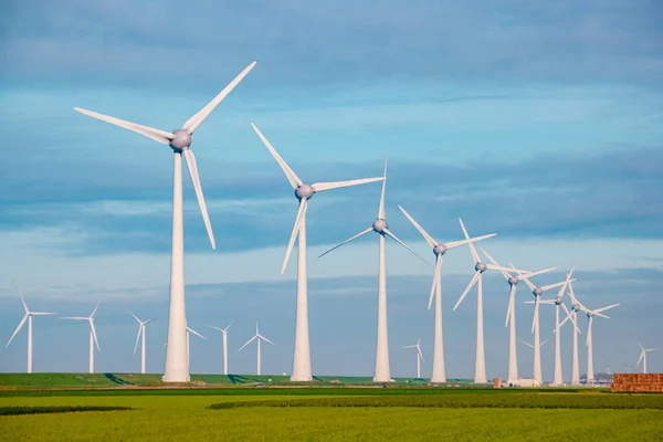 電力生産のための風車オランダフレヴォランド、海の風力発電所、緑のエネルギーを生産する風車農場 — ストック写真