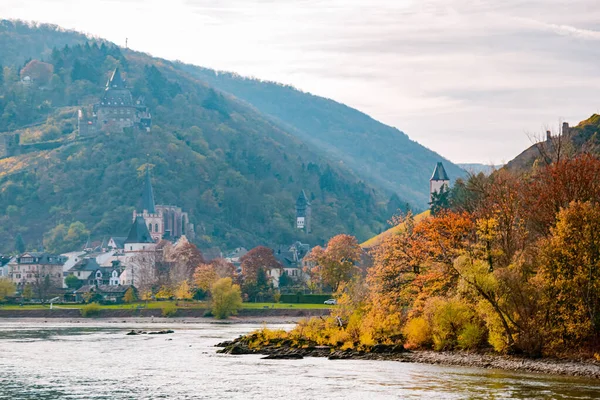 Путешествие по Германии - речные круизы по реке Рейн, красивый средневековый город и виноградные поля — стоковое фото