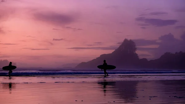 Vancouver Island Tofino, pôr do sol na praia com surfistas no oceano, belo pôr do sol colorido com cores rosa e roxas no céu na Ilha de Vancouver com surfe de papoula — Fotografia de Stock