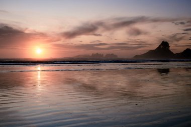 Tofino Vancouver adasında gün batımı, gün batımında gökyüzünde pembe mor yumuşak renkler