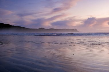 Tofino Vancouver adasında gün batımı, gün batımında gökyüzünde pembe mor yumuşak renkler