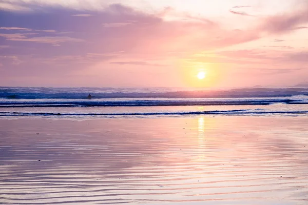 トフィーノバンクーバー島のビーチで日没、日没時に空のピンク紫色の柔らかい色 — ストック写真