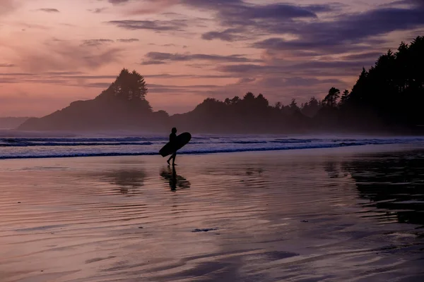 Tofino Vancouver Island Pacific rim costa, surfistas com bordo durante o pôr do sol na praia, surfistas silhueta Canadá Vancouver Island Tofino. — Fotografia de Stock