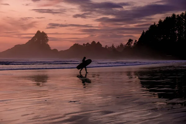 Tofino Vancouver Island Pacific rim costa, surfistas com bordo durante o pôr do sol na praia, surfistas silhueta Canadá Vancouver Island Tofino. — Fotografia de Stock