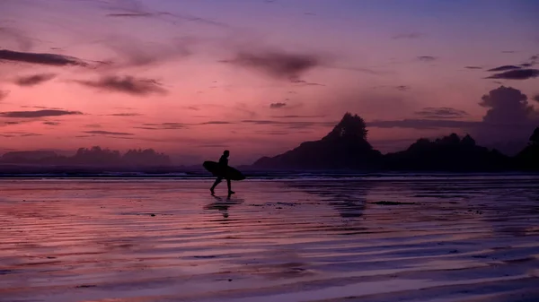 Vancouver Island Tofino, pôr do sol na praia com surfistas no oceano, belo pôr do sol colorido com cores rosa e roxas no céu na Ilha de Vancouver com surfe de papoula — Fotografia de Stock