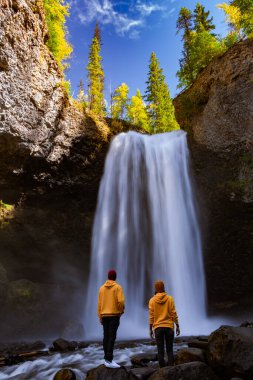 Wells Gray, British Colombia Kanada, Cariboo Dağları, Britanya Kolumbiyası yakınlarındaki Clearwater kasabasında, Murtle Nehri üzerinde Helmcken Şelaleleri 'nin muhteşem su akışını oluşturur.