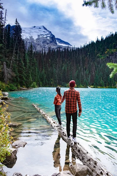 Величественное горное озеро в Канаде. Уппер Жоффре Lake Trail View, пара посещает парк Joffre Lakes - Middle Lake — стоковое фото