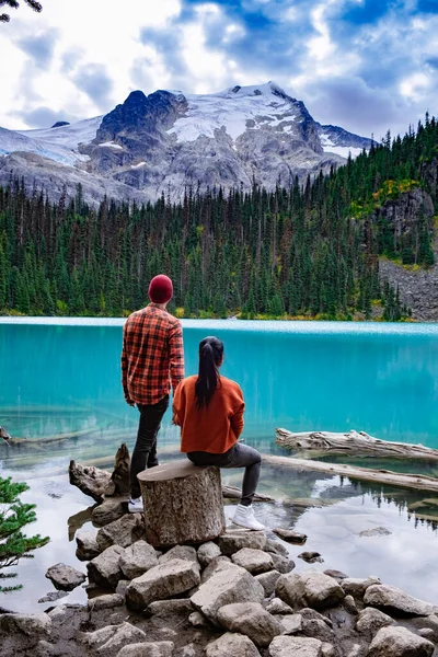 Величне гірське озеро в Канаді. Верхнє Йоффре озеро Трейл В "ю, подружжя відвідує провінційний парк Йоффре - Лейкс - Середнє озеро — стокове фото