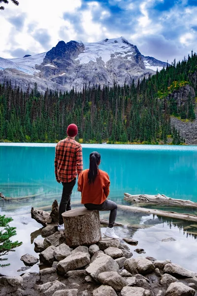 Majestoso lago de montanha no Canadá. Upper Joffre Lake Trail View, casal visita Joffre Lakes Provincial Park - Middle Lake — Fotografia de Stock