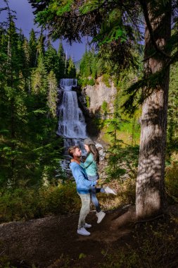 Alexander Falls, BC, Kanada, Kanada 'da şelale izleyen çift