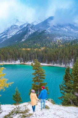 Kanada 'da Banff Alberta Kanada' da Kanada 'da Minnewanka gölü turkuaz suyla kozalaklı ormanlarla çevrilidir. Kanada 'nın Rocky Dağlarında İkinci Göl. 