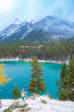 Kanada 'da Banff Alberta Kanada' da Kanada 'da Minnewanka gölü turkuaz suyla kozalaklı ormanlarla çevrilidir. Kanada 'nın Rocky Dağlarında İkinci Göl. 