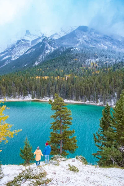 Minnewanka tó kanadai Sziklás-hegység Banff Alberta Kanada türkiz vízzel veszi körül tűlevelű erdők. Lake Two Jack a kanadai Sziklás-hegységben. — Stock Fotó