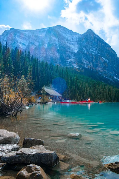 Lago Louise Parque Nacional de las Rocosas Canadienses Banff, Hermosas vistas otoñales del icónico Lago Louise en el Parque Nacional Banff en las Montañas Rocosas de Alberta Canadá — Foto de Stock