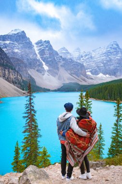 Gün batımındaki güzel Moraine Gölü, Moraine Gölü 'nün güzel turkuaz suları Kanada Banff Ulusal Parkı' ndaki karlı dağlarla kaplı.