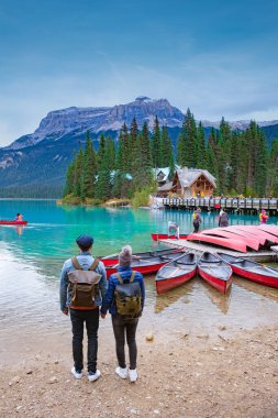Emerald Lake, Kanada Yoho Ulusal Parkı, Emerald Lake ve Tea House, Near Field, British Columbia, Yoho Ulusal Parkı, Kanada Burgess Dağı 'nın suya yansıdığı görülebilir.