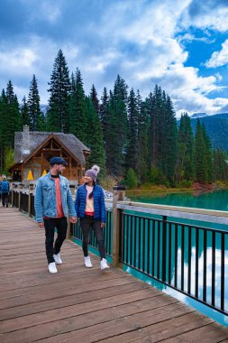 Emerald Lake, Kanada Yoho Ulusal Parkı, Emerald Lake ve Tea House, Near Field, British Columbia, Yoho Ulusal Parkı, Kanada Burgess Dağı 'nın suya yansıdığı görülebilir.