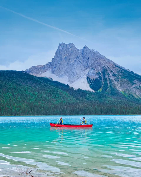 Канадский национальный парк Озеро Луиз, осенние виды на знаковое озеро Луиз в Банфском национальном парке в Роки-Маунтинз канадской провинции Альберта — стоковое фото