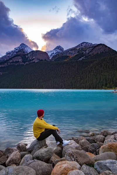 Lake Louise Canadian Rockies Banff nemzeti park, Gyönyörű őszi kilátás ikonikus tó Louise a Banff Nemzeti Park a Sziklás-hegység Alberta Kanada — Stock Fotó