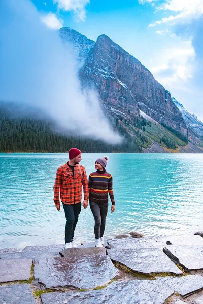 Lago Louise Parque Nacional de las Rocosas Canadienses Banff, Hermosas vistas otoñales del icónico Lago Louise en el Parque Nacional Banff en las Montañas Rocosas de Alberta Canadá —  Fotos de Stock
