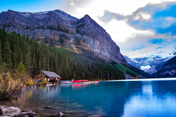 Lake Louise Canadian Rockies Banff National Park, Bellissime viste autunnali sull'iconico Lake Louise nel Banff National Park nelle Montagne Rocciose dell'Alberta Canada — Foto Stock