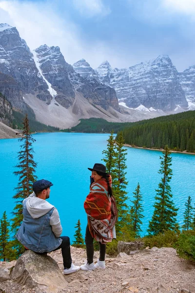 A bela morena do lago ao pôr do sol, belas águas azul-turquesa do lago Moraine com montanhas rochosas cobertas de neve no Parque Nacional Banff do Canadá — Fotografia de Stock