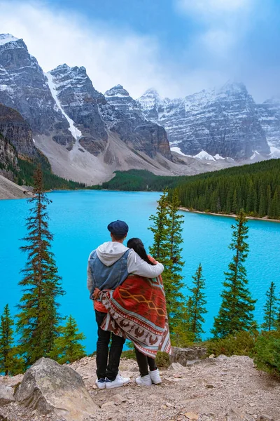 A gyönyörű Moraine-tó naplementekor, gyönyörű türkiz vizek a Moraine-tó hófödte sziklás hegyek Banff Nemzeti Park Kanada — Stock Fotó