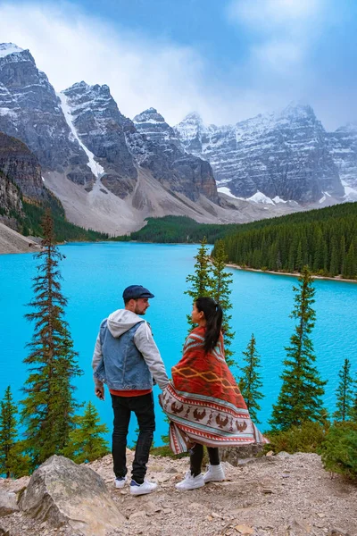 A gyönyörű Moraine-tó naplementekor, gyönyörű türkiz vizek a Moraine-tó hófödte sziklás hegyek Banff Nemzeti Park Kanada — Stock Fotó