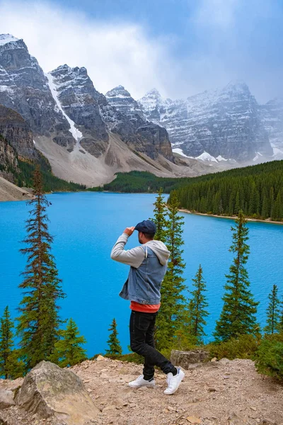 A bela morena do lago ao pôr do sol, belas águas azul-turquesa do lago Moraine com montanhas rochosas cobertas de neve no Parque Nacional Banff do Canadá — Fotografia de Stock