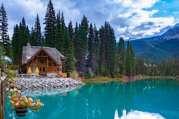 Emerald Lake, Kanada Yoho Ulusal Parkı, Emerald Lake ve Tea House, Near Field, British Columbia, Yoho Ulusal Parkı, Kanada Burgess Dağı 'nın suya yansıdığı görülebilir.