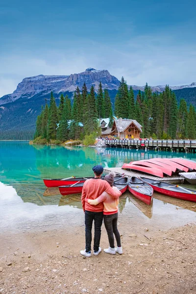 Emerald Lake, Yoho Nemzeti Park Kanadában, Emerald Lake és Tea House, közel Field, Brit Columbia, Yoho Nemzeti Park, Kanada Mount Burgess látható tükröződik a vízben — Stock Fotó