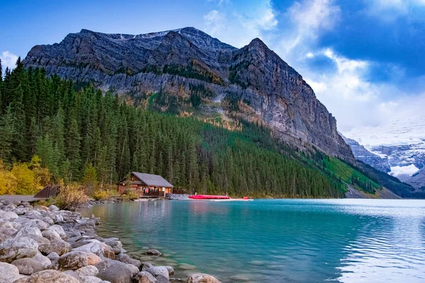 Lago Louise Parque Nacional de las Rocosas Canadienses Banff, Hermosas vistas otoñales del icónico Lago Louise en el Parque Nacional Banff en las Montañas Rocosas de Alberta Canadá — Foto de Stock