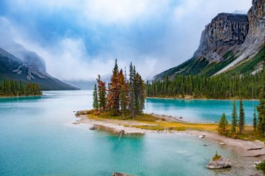 Maligne Gölü 'ndeki Spirit Adası, Jasper Ulusal Parkı, Alberta, Kanada