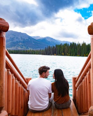 Kanada Jasper 'daki Beauvert Gölü, kanoyla meşhur Kanada Gölü.