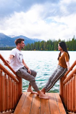 Kanada Jasper 'daki Beauvert Gölü, kanoyla meşhur Kanada Gölü.