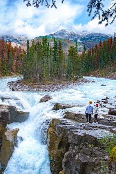 Gyönyörű kilátás nyílik Sunwapta Falls Jasper Nemzeti Park, Kanada, pár férfi és nő látogasson el Sunwapta Falls Jasper — Stock Fotó