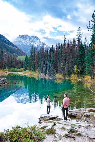 Patkó tó, Jasper Nemzeti Park, Alberta, Kanada, Néhány férfi és nő néz ki a zöld kék tó — Stock Fotó