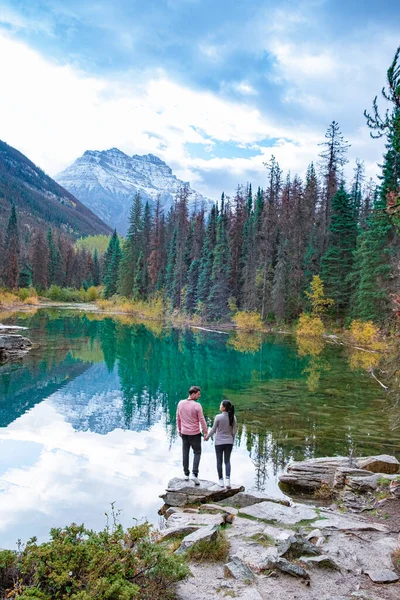 Lago Horseshoe, Parque Nacional Jasper, Alberta, Canadá, Casal de homens e mulheres olhando para fora sobre lago azul verde — Fotografia de Stock