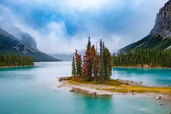Wyspa Duchów w Maligne Lake, Park Narodowy Jasper, Alberta, Kanada — Zdjęcie stockowe