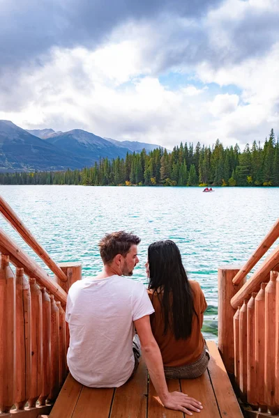 Beauvert λίμνη στο Jasper, Καναδάς, καναδική λίμνη δημοφιλής για κανό — Φωτογραφία Αρχείου