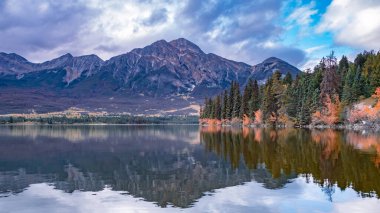 Piramit Gölü, Jasper Ulusal Parkı, Kanada Rocky Dağları Alberta, Kanada