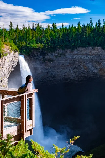Wells Gray British Colombia Kanada, Karibik Gebirge schafft spektakulären Wasserfluss der Helmcken Falls am Murtle River im Wells Gray Provincial Park in der Nähe der Stadt Clearwater, British Columbia — Stockfoto