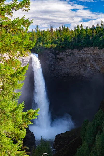 Wells Gray British Colombia Canada, Cariboo Mountains создает впечатляющий поток воды из водопада Гельмгольц на реке Мертл в парке Уэллс Грей недалеко от города Клируотер, Британская Колумбия — стоковое фото