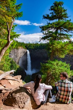 Wells Gray, British Colombia Kanada, Cariboo Dağları, Britanya Kolumbiyası yakınlarındaki Clearwater kasabasında, Murtle Nehri üzerinde Helmcken Şelaleleri 'nin muhteşem su akışını oluşturur.