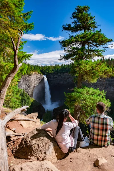 Wells Gray British Colombia Canada, Cariboo Mountains skapar spektakulära vattenflödet av Helmcken Falls på Murtle River i Wells Gray Provincial Park nära staden Clearwater, British Columbia — Stockfoto