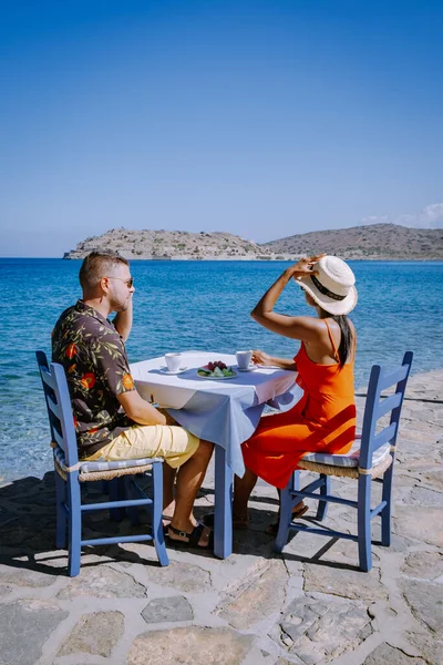 Пара мужчин и женщин на пляже Плака Крит с видом на голубой океан Крит Греция — стоковое фото