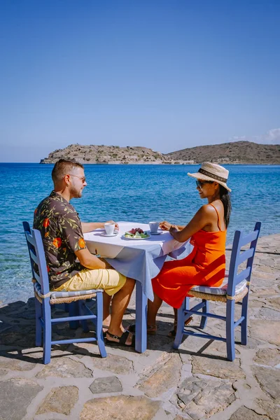 Coppia di uomini e donne sulla spiaggia di Plaka Creta affacciata sull'oceano blu di Creta Grecia — Foto Stock