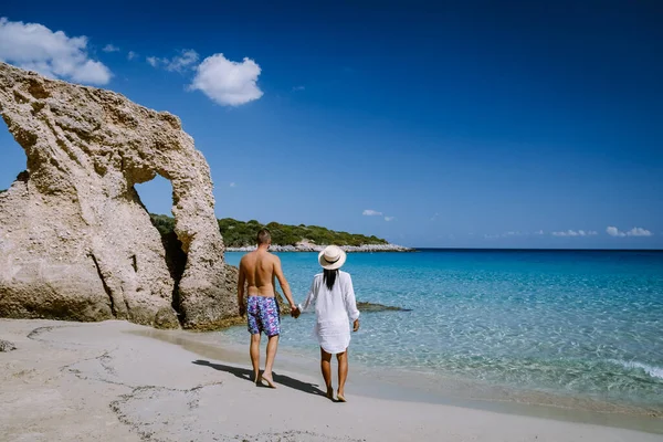 Jeune couple heureux au bord de la mer Crète Grèce, hommes et femmes Voulisma plage crete Grèce — Photo