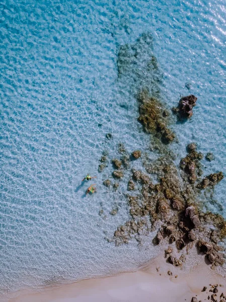 Kreta Grekland, Balos lagun på Kreta ön, Grekland. Turister koppla av och bada i kristallklart vatten Balos stranden. — Stockfoto