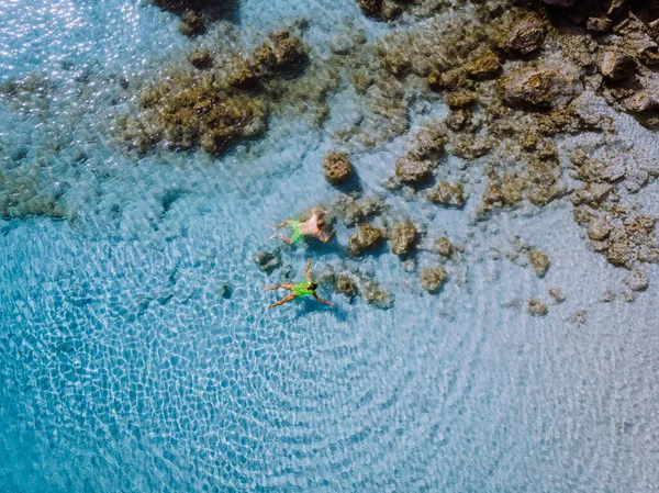 Crète Grèce, lagune de Balos sur l'île de Crète, Grèce. Les touristes se détendent et se baignent dans l'eau cristalline de la plage de Balos. — Photo